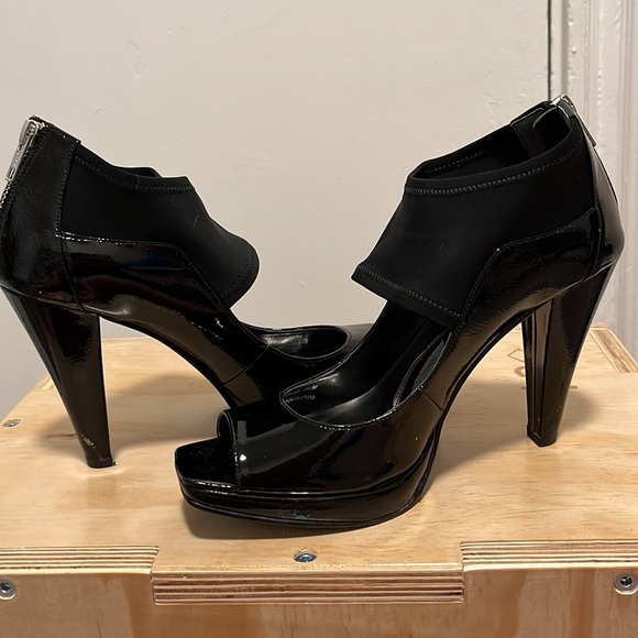 Black patent heels with stretchy ankle straps. Size 8.5. - Picture 5 of 6